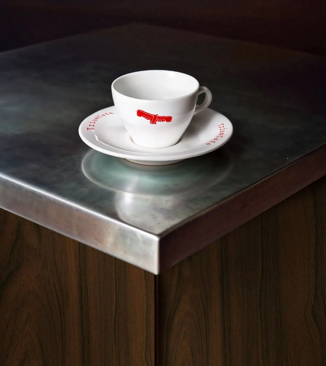 Une tasse Trium Café sur le comptoir en zinc